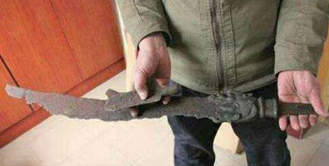  乃是|保护它全家都受伤了，祖传几代宝刀，乃是皇帝寄存！