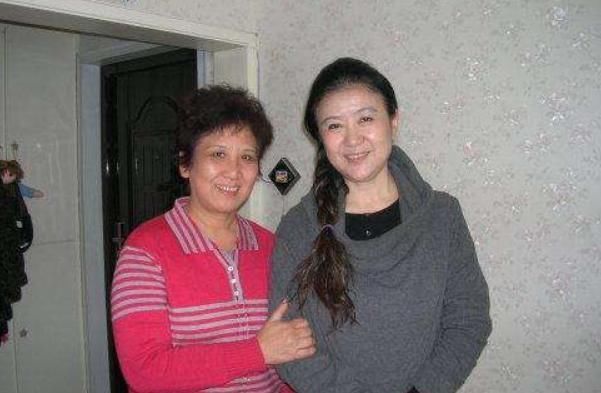  发福|33岁开始主持春晚，嫁出国门无人知;如今61岁却发福到认不出