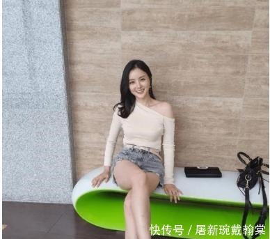 依旧|长袖露肩紧身衣配浅色牛仔裤，时尚大气，风采依旧