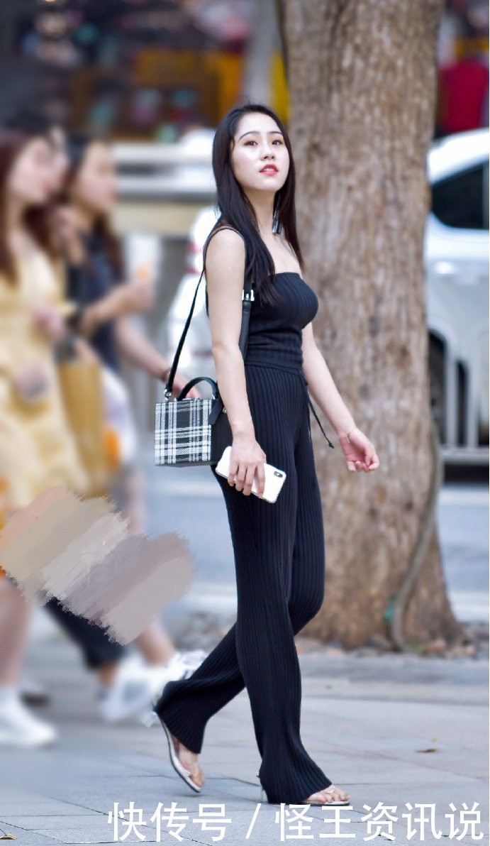 姑娘|姑娘,皮肤这么白,就不要穿黑色了,何况还是条个性十足的连体裤