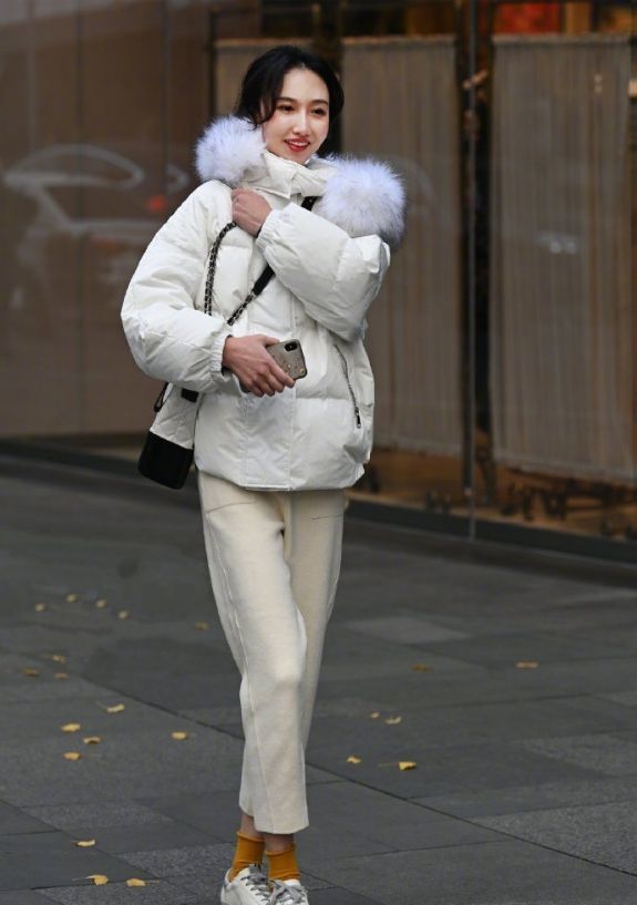 身上穿|街拍:小姐姐身穿双层裙,脚踩方根凉鞋,看上去十分的有气质