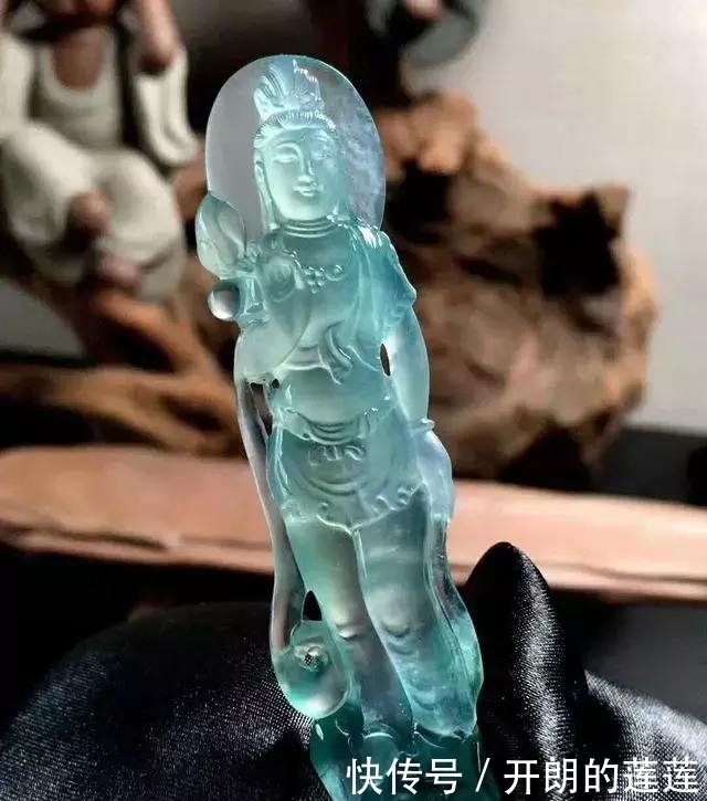 老大爷|老大爷嫌自己佩戴的翡翠水头不太好，用水一泡后，一看吓了一跳！