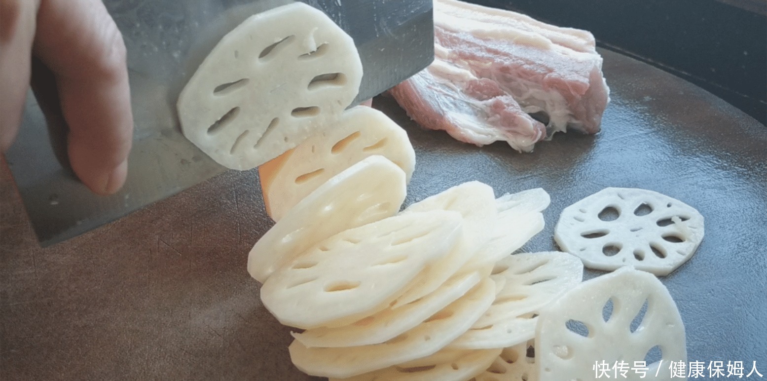 搅拌均匀|莲藕不要只会煲汤，教你一个家常过瘾吃法，又鲜又嫩，营养又好吃
