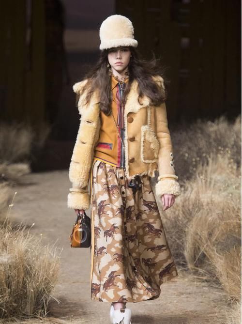 棉袄|大棉袄穿着太老气,一身羊羔绒保暖又时髦,让你气质大提升