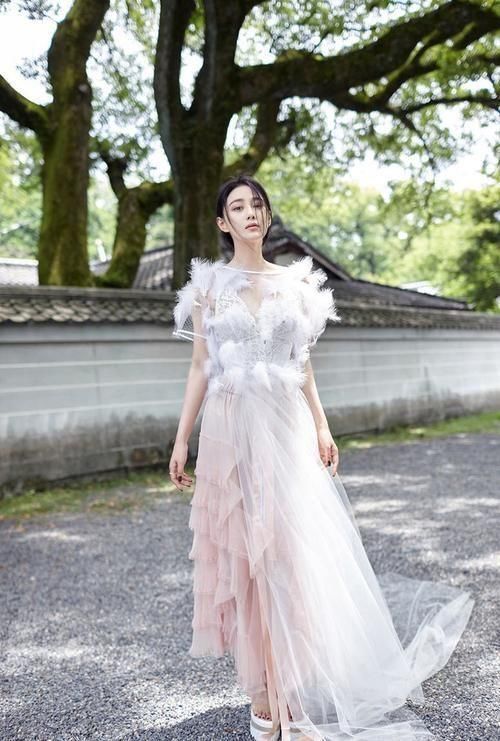  下图照片中|张馨予皮质西装配热裤大玩下衣失踪，女人帅起来更“诱人”