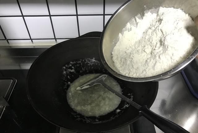 南方人|面粉炒一下,热水冲泡,营养可口,北方人常吃,南方人吃过的不多