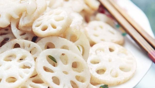 莲藕放入|炒莲藕时,不要直接下锅炒,炒之前多加一步,莲藕清脆爽口不发黑