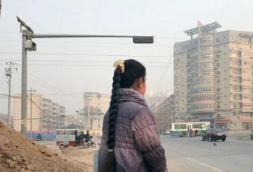  大辫子|故事：13岁农村女孩，到集镇卖辫子筹集学费，美女花500元买下却又嫌短