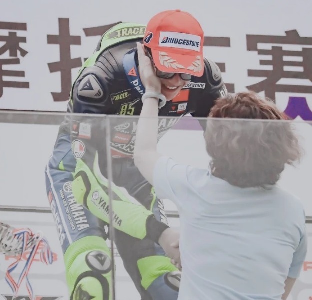  节目组|王一博喜提迷弟叉腰式帮吹牛，被捧杀吓到惊慌紧急澄清，却害羞了