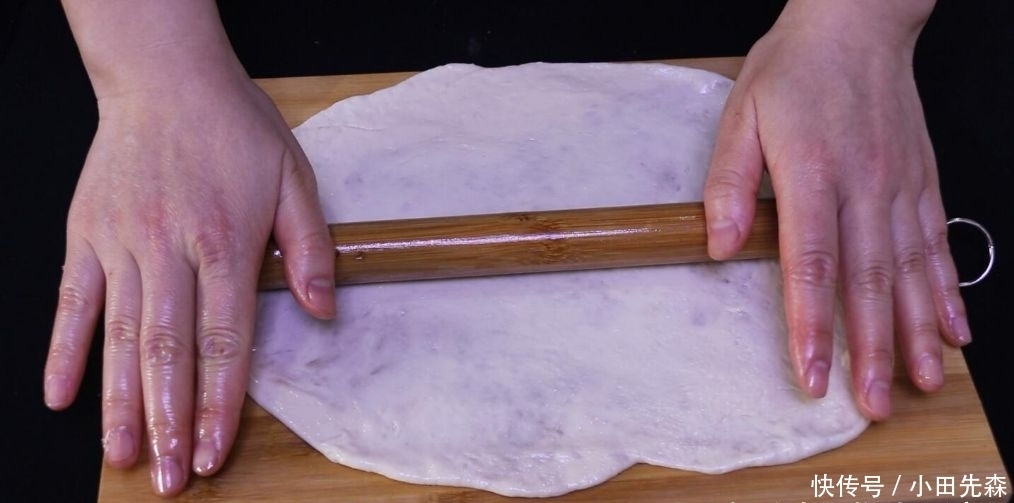 面粉|这是椒盐酥饼的做法，咸香可口，外皮超酥，轻轻一碰就掉渣