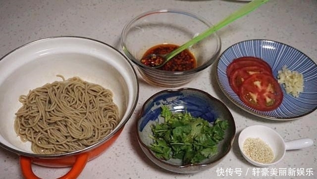  荞麦面|天热吃凉面，很多人都不知面条加入它，劲道又爽滑