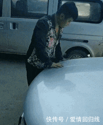 美女|搞笑GIF：美女直播吃辣椒，真是花样百出