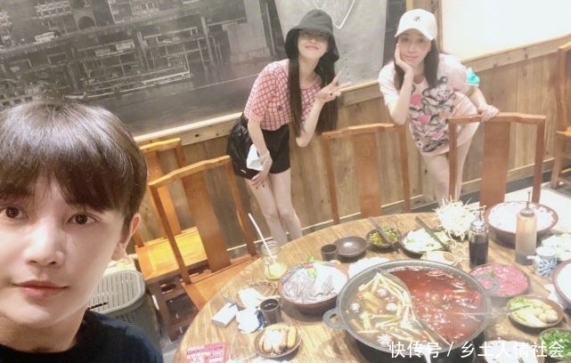 喜欢|唐嫣晒女儿喜欢的玩偶，在淡黄色花床单的衬托下，“宝贝”超萌