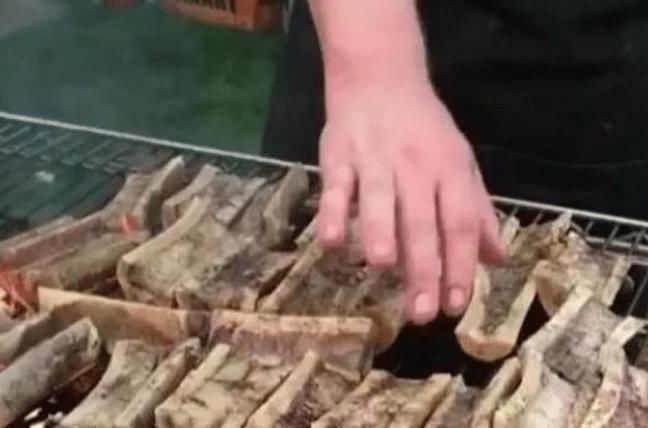 游客|夜市“天价”烧烤,1根骨头20元,游客都说贵,吃货不买别碍事