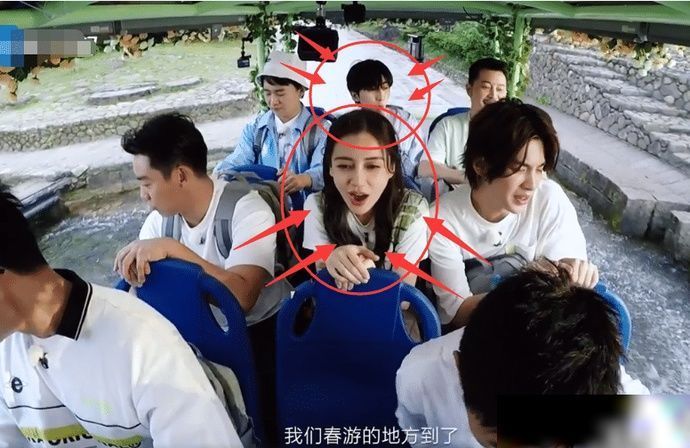  看清|跑男成员集体坐车过水桥，镜头拉近看清座位安排，谁更受宠很明显