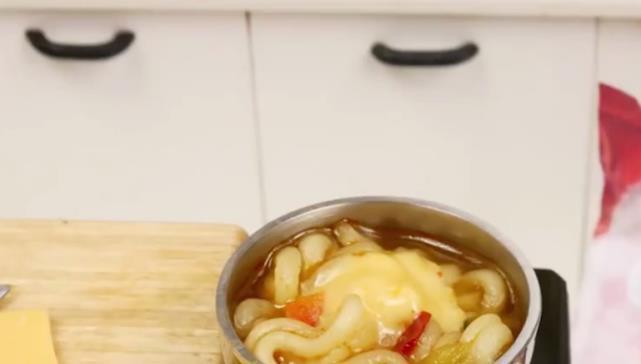  大小|外国的“迷你”的泡面，只有指甲盖大小，吃两百包未必能饱