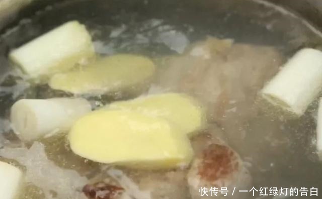 骨头汤|不管炖什么骨头汤,都不要直接加水炖,多加这一步,汤又白又香