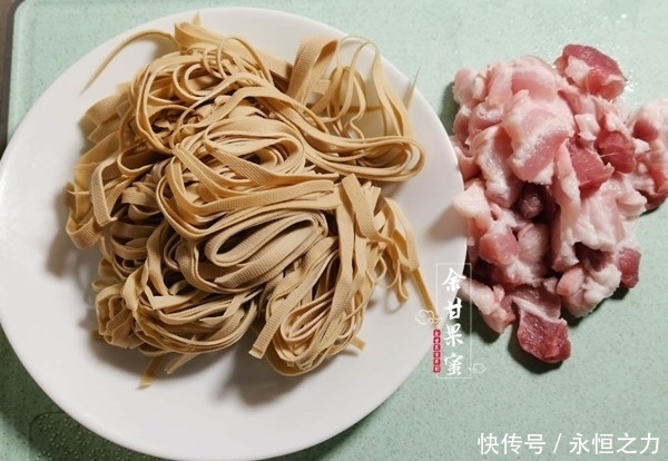 降温|天气降温,我家就爱这道菜,香辣鲜美又下饭,热乎乎的上桌