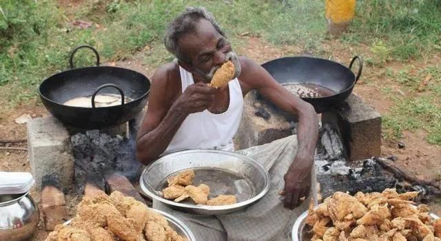 印度人|印度人来到中国,坚持不用筷子吃饭,开饭时不吭声了