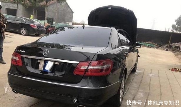 自找|奔驰E300加完油就撞报废，车主索赔，加油站：无理取闹是你自找的