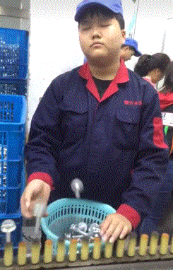 搞笑|搞笑GIF:左手防漏,是个严谨的人