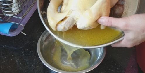 客家|做白切鸡是蒸还是水煮?教你客家正宗做法,2种蘸料,吃着最美味