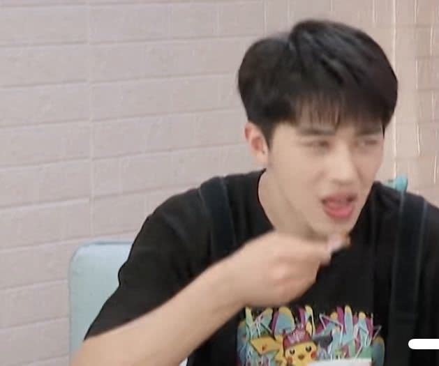 入口|忘了“胡辣汤”事件郑爽用自己入口的勺,吃许魏洲的冰淇淋