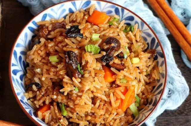  食材|最适合懒人做的什锦焖饭，想吃啥就焖啥，做出来味道直逼煲仔饭