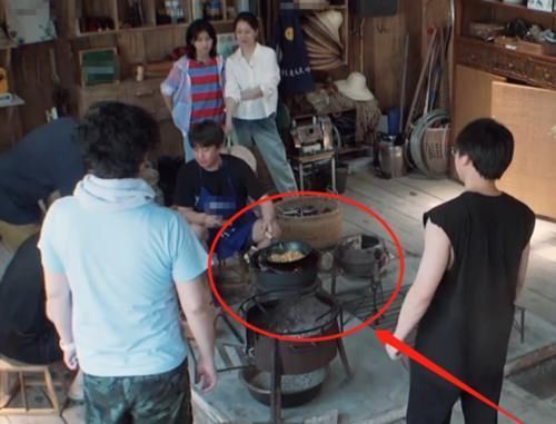  岳云鹏|《向往4》黄磊做毛豆炒面，却被无滤镜照“出卖”网友打扰了