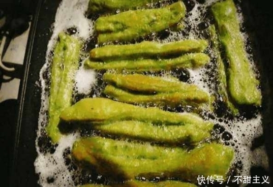 路边|路边卖油条,3天没卖出1根,孙子无意1句话,油条被排队哄抢