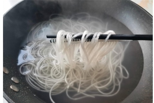 粉条|炒粉条的小妙招,不粘锅,根根爽滑,颜色油亮诱人,只需多做一步
