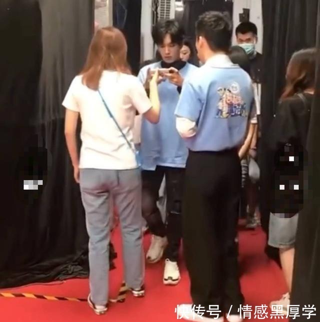 李汶翰|男偶像后台玩手机,不顾前辈等待粉丝忙解释只是压力太大