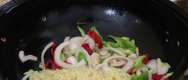 营养|家常小炒，鸡蛋炒方便面，鲜香适口，营养美味，小孩子最爱吃