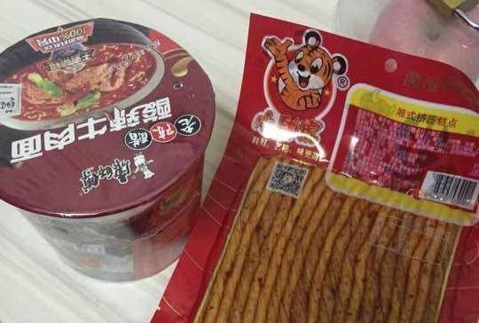 泡面|学生党公认的4种泡面搭档,卤蛋辣条都不算啥,图4才是“王者”