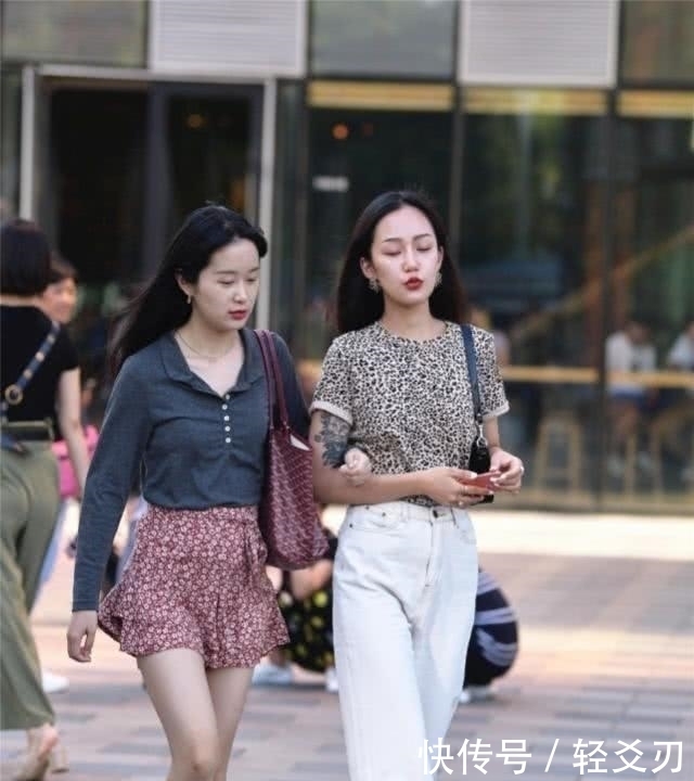 身姿|街拍:青春风的装扮清新柔雅的感觉,让你尽情展现窈窕的好身姿!