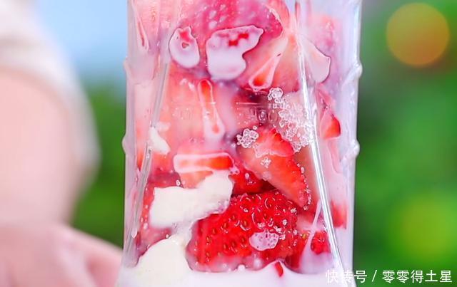 老少皆宜|甜香味美的草莓牛奶冻,烹饪简单,营养好吃,老少皆宜的美食