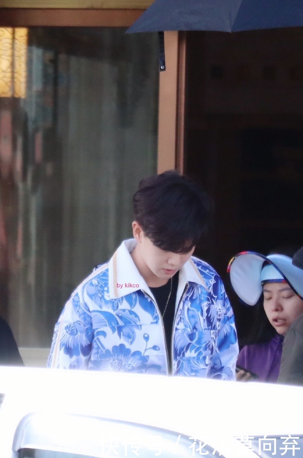 行走|200829 哥哥上班迅速适应入冬模式 穿成行走的“青花瓷”是清爽大可爱