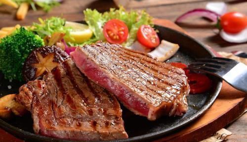 牛排|吃牛排时,为何餐厅要免费赠送一份面包不知道别瞎吃,会闹笑话