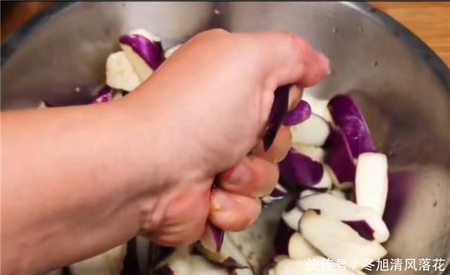 记住|炒茄子时万不可先放油,记住这个小妙招,茄子不发黑还不吸油