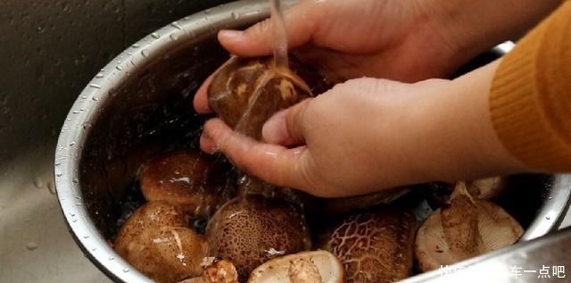 效去除里面|洗香菇,只用清水洗就错了,大厨教你一招,脏东西虫卵自己跑出来