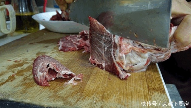 下饭|家常菜怎么做?大叔教你水煮牛肉,香气扑鼻,简单易学,非常下饭