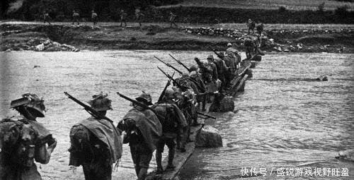  下令|日军发起冲锋，团长急的下令撤退，新兵想出办法，日军全跑了