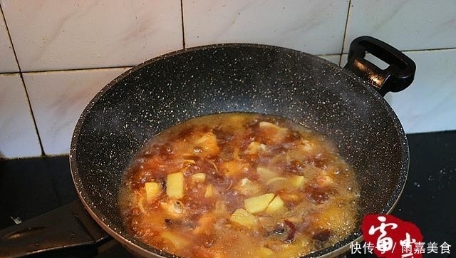 没了|鸡翅别再红烧了,换个花样加它一起烧,喷香下饭,一盘转身就没了