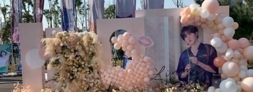 粉丝|《少年之名》总决赛场外一片狼藉,网曝粉丝应援没交场地费广告牌被保安推倒