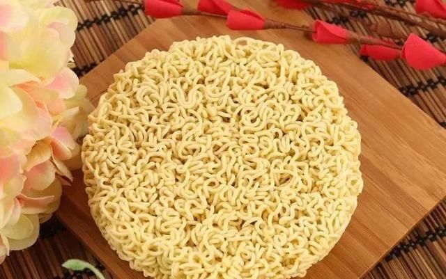 治愈|康师傅方便面为啥被烫成波浪卷网友看完制作过程，我被治愈了