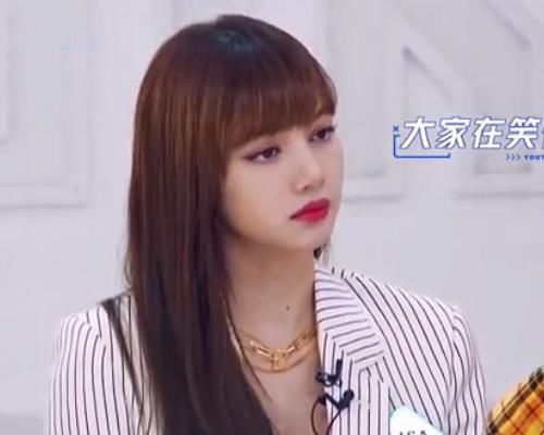 只顾|Lisa听不懂节目流程,其他人只顾着笑,蔡徐坤举动暴露人品