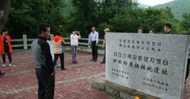 烈士陵园|中国烈士陵园里埋葬着一个日本军人，墓碑上6个字让人泪目