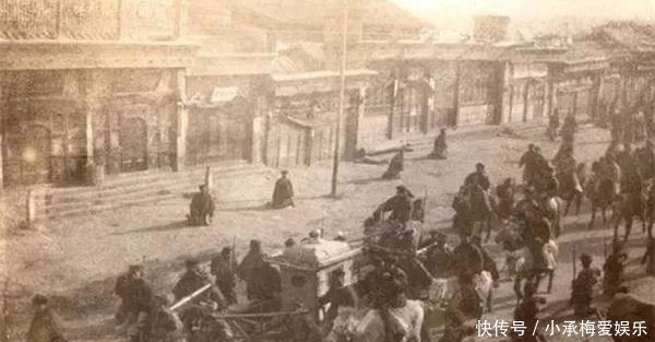 和慈禧|老照片：光绪和慈禧回宫时的场景，官员百姓下跪相迎，排场很大