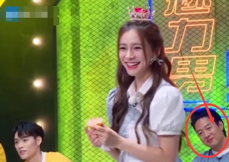 从始至终|32岁Baby当众撒娇,蔡徐坤从始至终盯着不放,反应过于真实