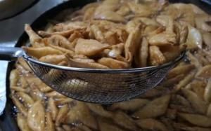 街头|大叔街头卖“稀罕”小吃,20元3份,每天5锅不够卖,游客却不愿吃